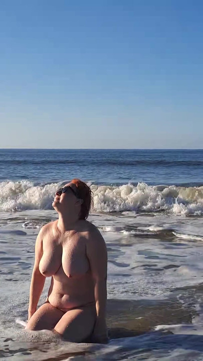 Nudista real jugando desnuda en las olas del océano | Clip 2
