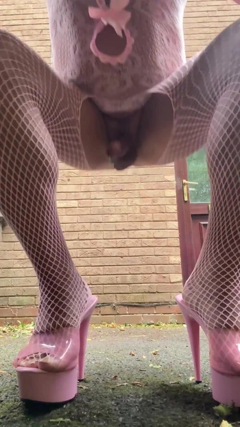 רגע בלתי נשכח מתוך "Sexy Crossdresser Kellycd2022 סרטון מהיר בשעות הבוקר המוקדמות בבגד גוף ועקבים ורודים של רשת דייגים"