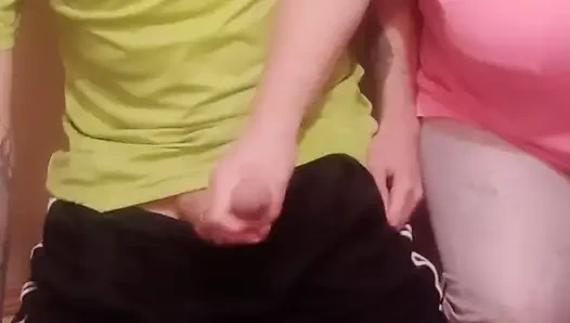 Eine frau wichst meinen schwanz hautnah