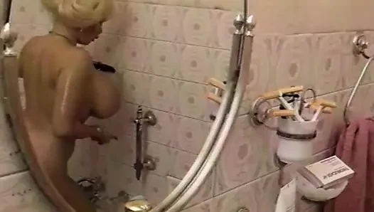 Fransız sarışın büyük memeli orta yaşlı seksi kadın duş alıyor