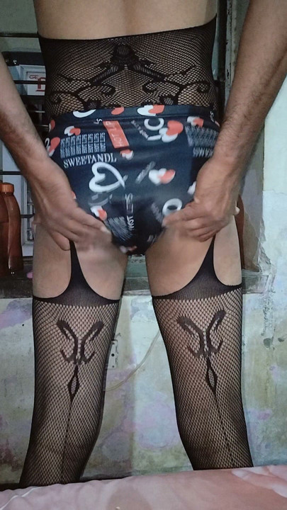 Show my linger penty and my small dick
