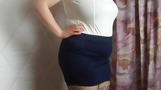 Minirock, absätze und netzstrümpfe