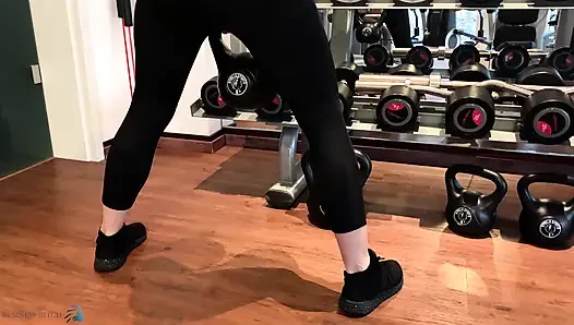 İş kadını formda kalmak için spor salonunda eğitim alıyor