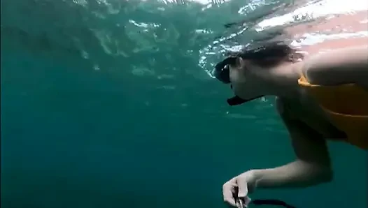 Snorkel snorkel: bikini ketat, topeng selam & teaser fin bawah air