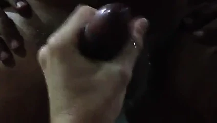 Azgın evli komşu bir handjob alır