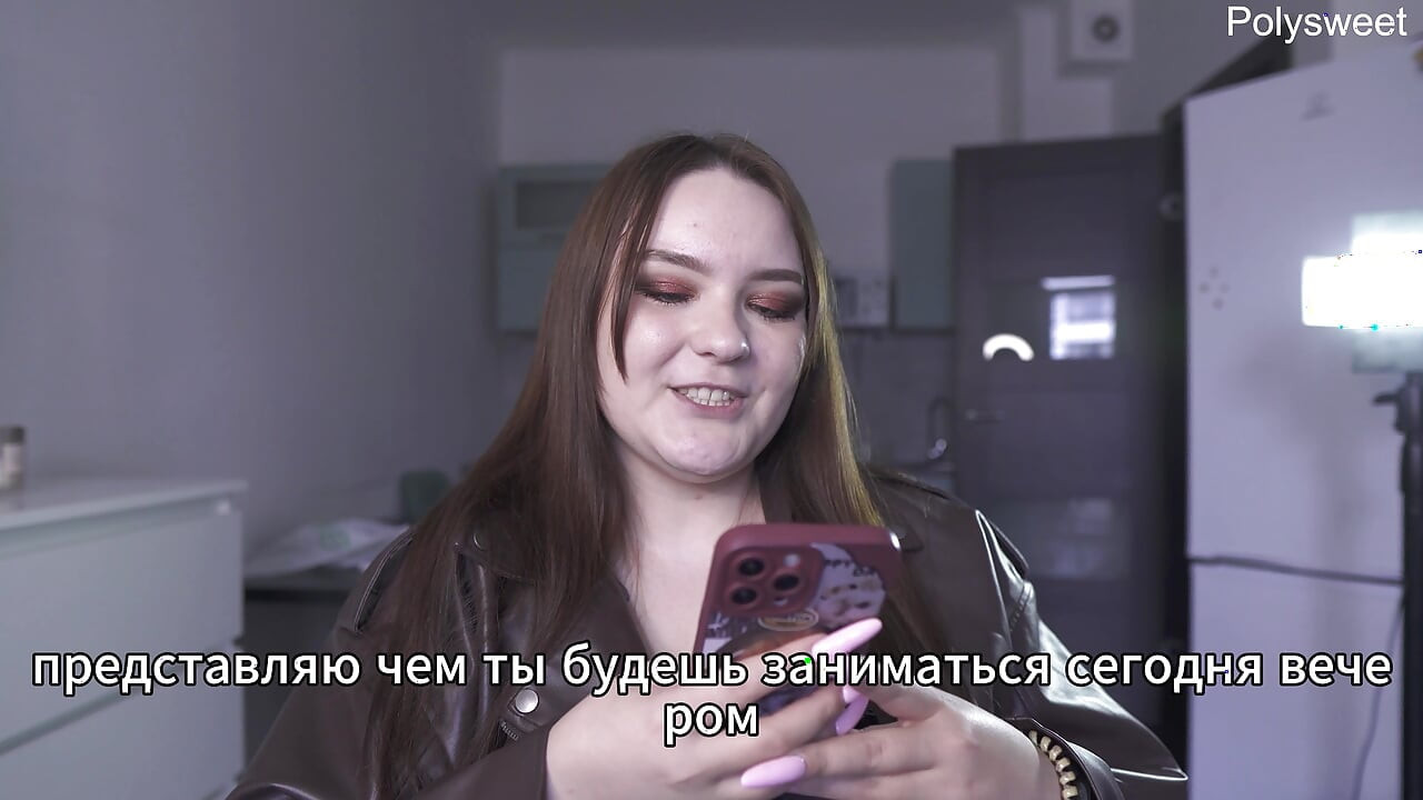 Порно история - она была голой, играя с продавцом, пока клиенты шли мимо (русская, легкое женское доминирование, обнаженная на публике)