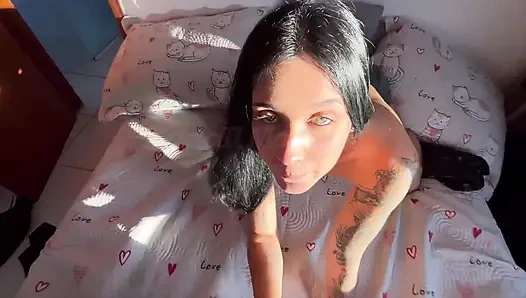 Aku menyusuinya sebelum gym karena dia sangat nakal