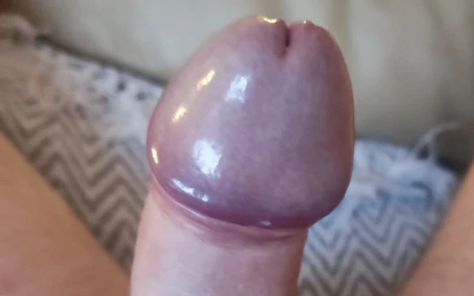 Kanepede yatıyorum ve yarağımla oynuyorum ve mastürbasyon yapıyor