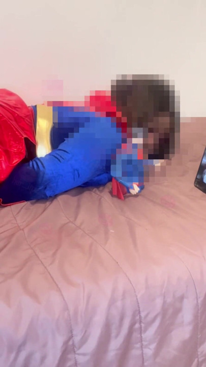 Süper kadın ve Süpermen sikişme videoları izlemeyi seviyor! | Klip 1