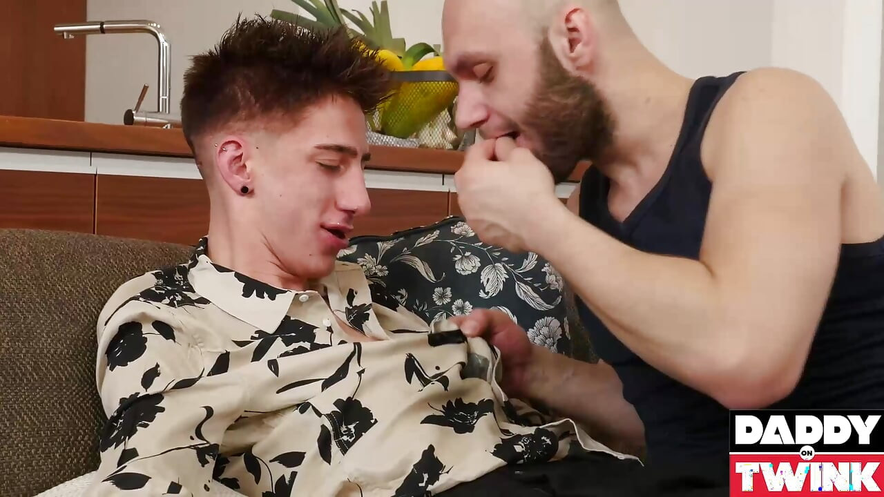 DADDYONTWINK 毛むくじゃらのトップス ドニー マルコ ベアバック デニス・ノワク