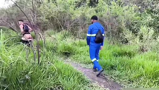 İşçi parkın önünden geçti ve bir