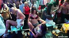 Chicas cachondas bailan y follan en una fiesta de novias