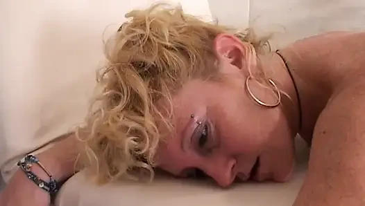 Orta yaşlı seksi kadın dildo ile amcık kontrolü