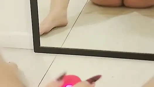 Masturbating in front of the mirror until I see how I squirt