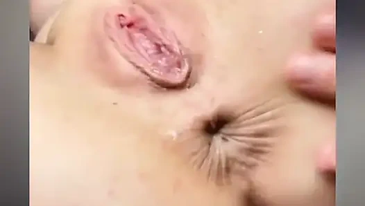 Seks anal close up. Fingering memeknya. Fisting memek dan muncrat sampai banjir sperma