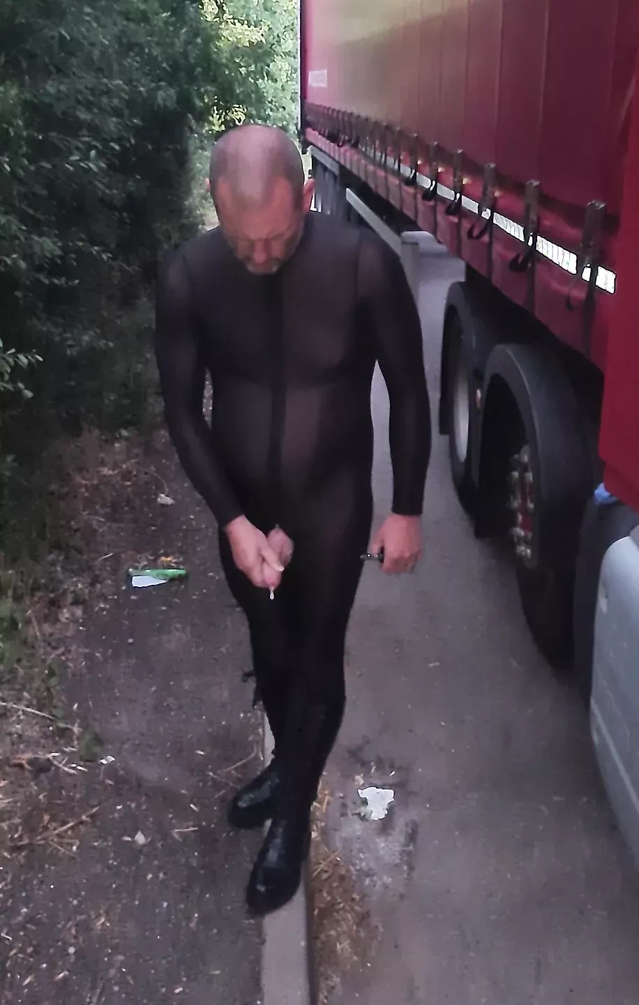 Layby si masturba e sborra sugli stivali indossando spandex