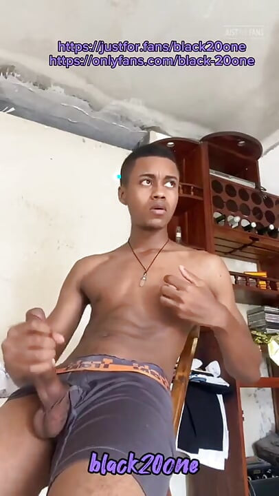 Le voici encore Tony Blade, le beau garçon à la grosse bite noire qui vous montre son sperme