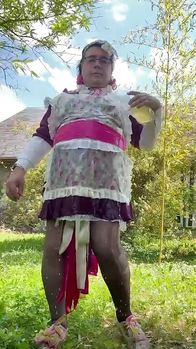 Bahçıvanın kıyafetlerinde, üstüne işiyor ve ayrıca sidik duşu alıyor