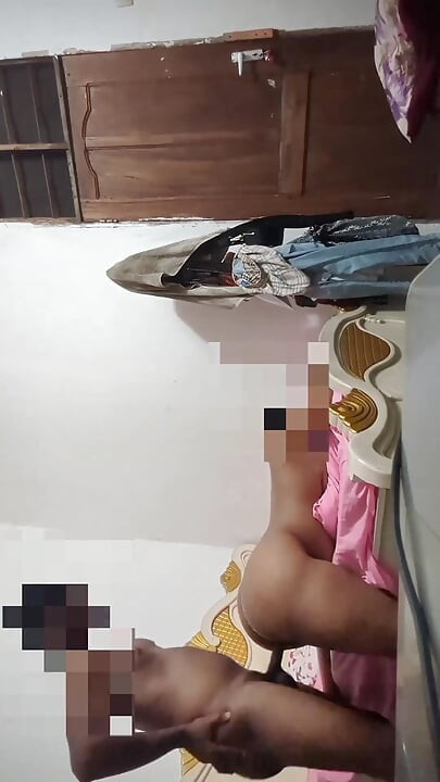 Sirovi tverkuje zgodne devojke u krevetu - Ona je FIRE