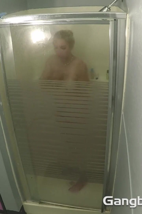 Sarah Vandella scurge pulele a patru bărbați în Blowbang