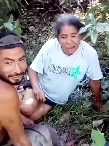 Bà già rừng và cháu trai