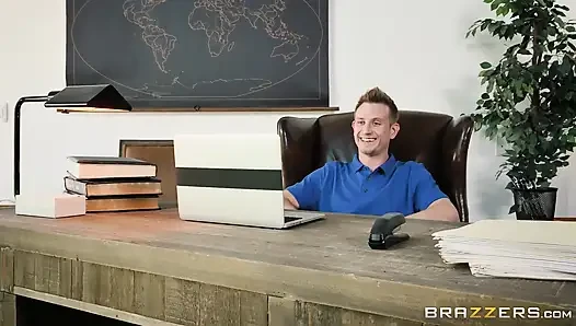 Brazzers - Layla London имеет много общего с ее отчимом, они оба любят смотреть порно и трах