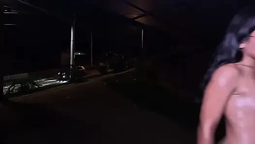 Cewek nakal ini bugil dan dilumasi minyak di jalanan