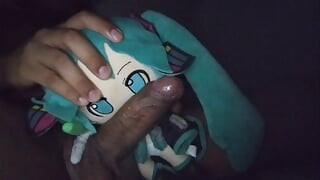 الرجل الكبير يلعب مع هاتسوني ميكو أفخم