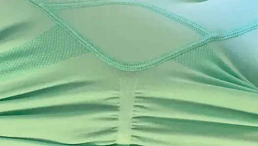 Tante seksi dengan legging ketat pulang olahraga, horney