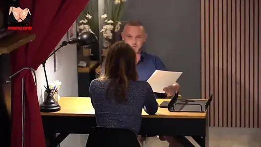 Мой начальник недоволен моими результатами, поэтому я его отсосала, а он взял меня за стол!