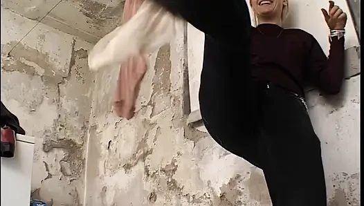 Sarışın bebeğin vahşi çamaşır odasında elle muamele ve orgazm