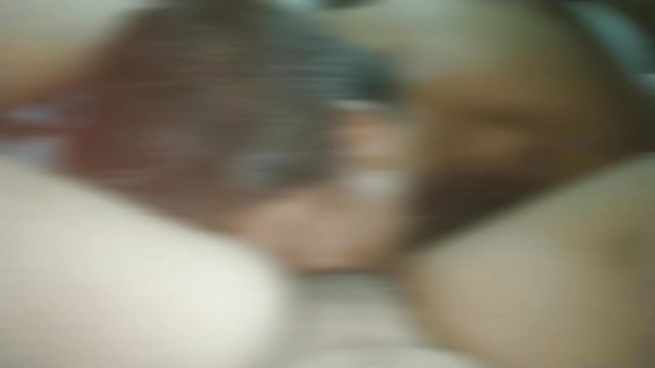 Mi hermanastro me folla tan duro y se corre en mi coño