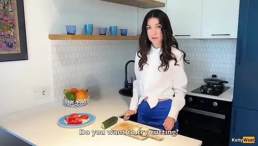 Katty West komşusüne salata yapmayı öğretiyor ama yarağı sertleşiyor - anal seks