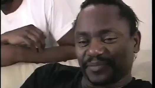 Afrikalı genç kız amını siktirirken ağzında farklı yarakları seviyor
