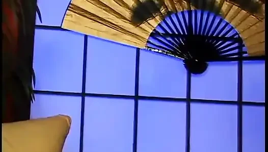 Azgın kız ve adam üçlü grup sekste bir yarağı paylaşıyor