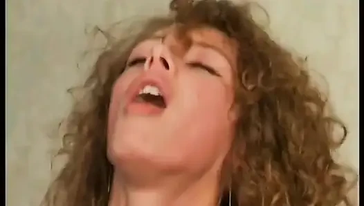 Esmer Vixen büyük yarağı yalıyor ve yarağı bozmadan önce amını yalatıyor