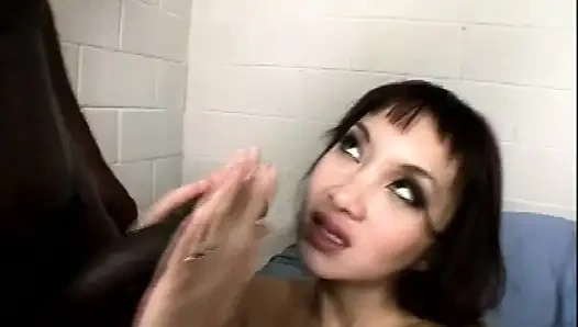 Intensive Schlampe Lutscht Einen Riesigen Schwanz (film)