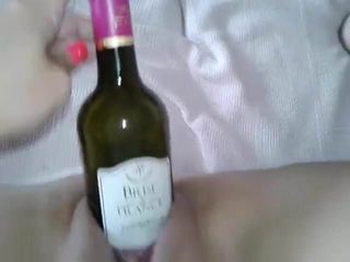Wstawianie butelki wina