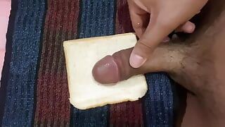 Bonita asiática pinoy masturbando e gozando no pão
