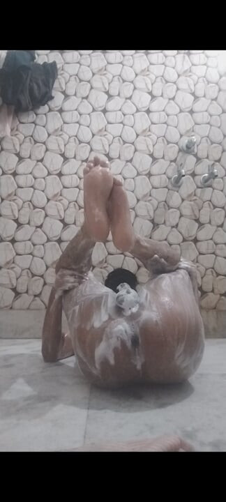 Bathroom men nahate hue yuva larka. bhartiy haee skool larka naha raha hai . bathroom larka