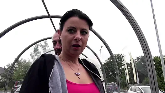 Verführerische MILF mit dickem arsch im auto gefickt