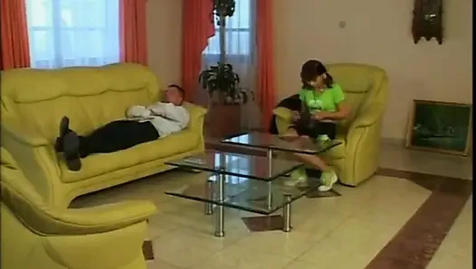 Dünnes teen gefickt und von einem retro-riesigen schwanz aufs gesicht gespritzt