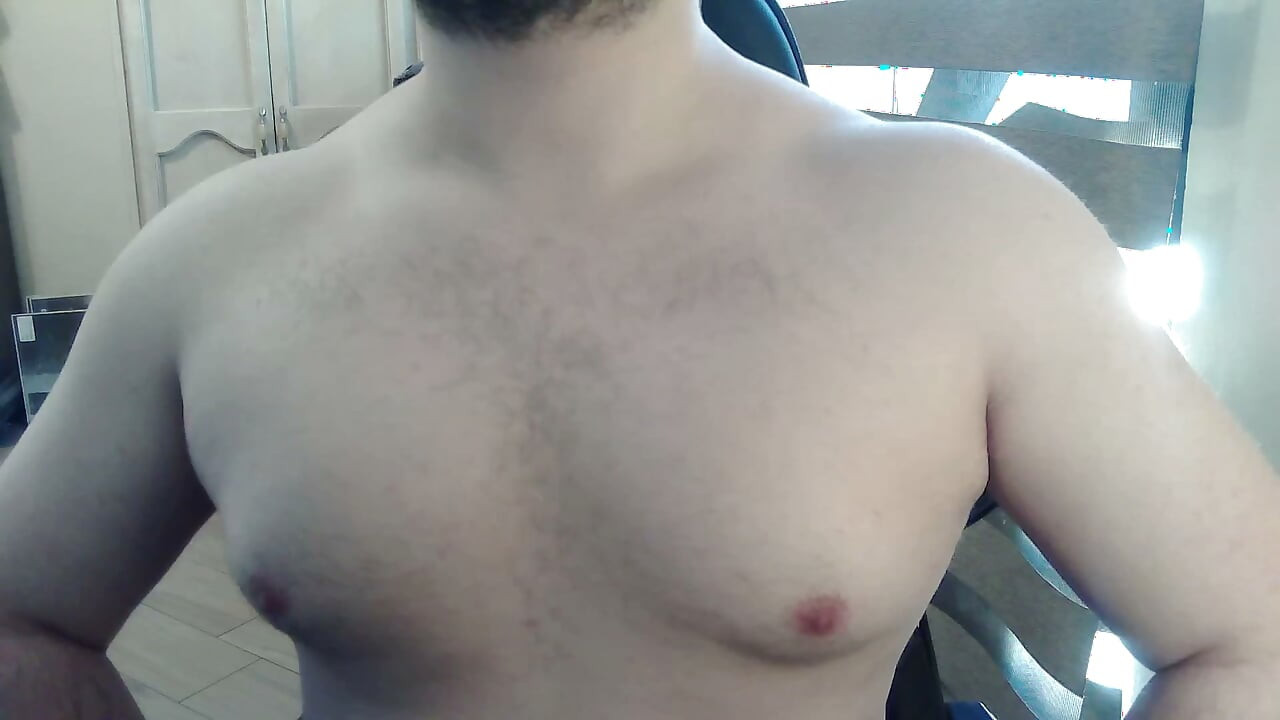 Semental musculoso juega con sus pezones y músculos