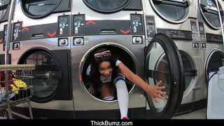 Bubble butt ebony babe jenna foxx scopa alla lavanderia automatica