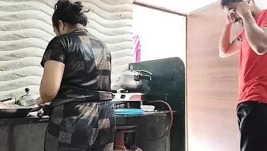 Indian Aunty ko Kitchen me Choda / Fucking in kitchen