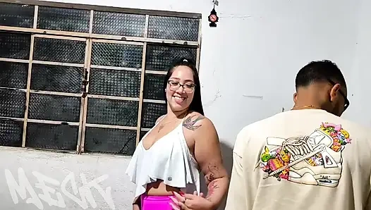 Gadis nakal ini setuju dan merekam semuanya.