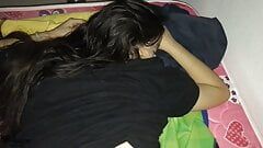 彼女の部屋で義理の妹のジューシーなマンコを犯すハメ撮り+スペイン語ポルノ