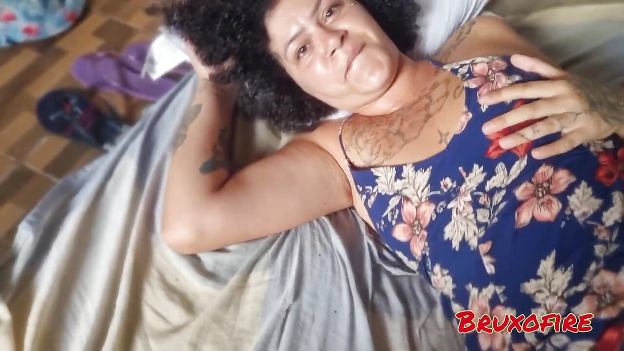 Непослушная сосала мне яйца, пока я не трахал её горячую киску!