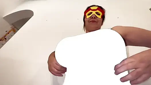 Riesige titten gefesselte cosplay-superheldin