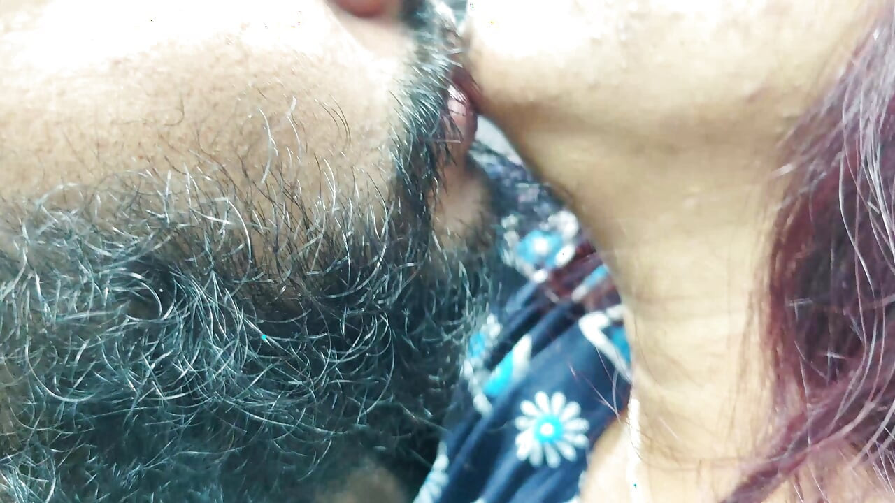 Lip lock, beijo no pescoço e romance quente com menina mallu